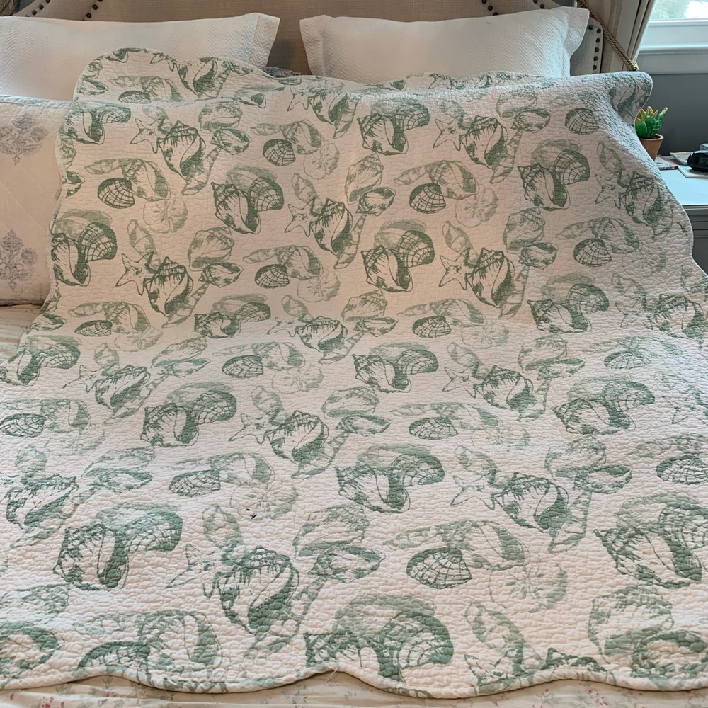 Coastal Shell Design in Green and White Quilt